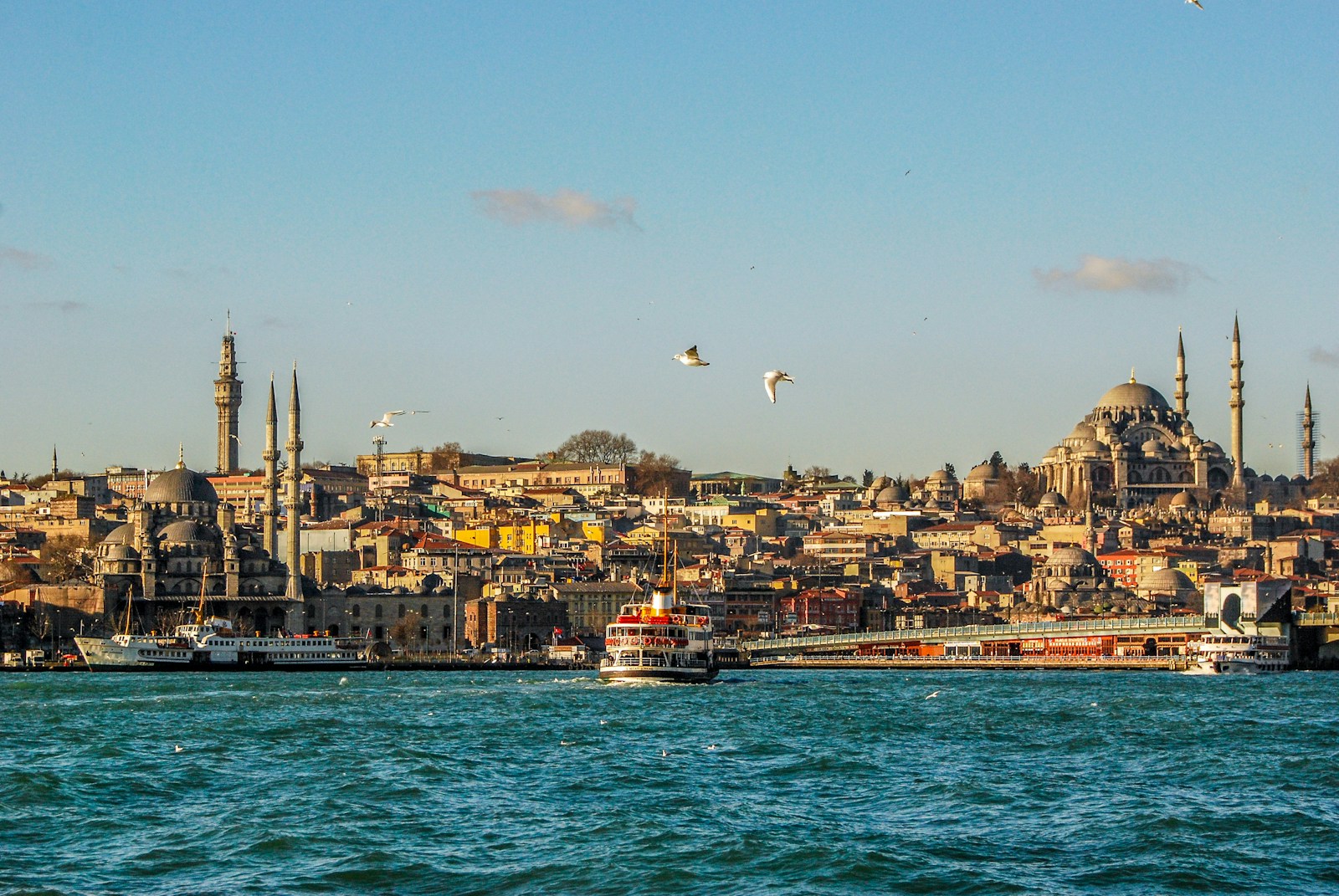 Vista de Eminönü y sus mezquitas junto al agua en Estambul